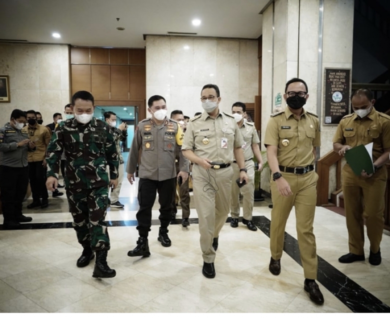Gubernur DKI Jakarta Anies Baswedan saat melakukan koordinasi dengan Kapolda Metro Jaya Irjen Pol Fadil Imran/Instagram @aniesbaswedan.