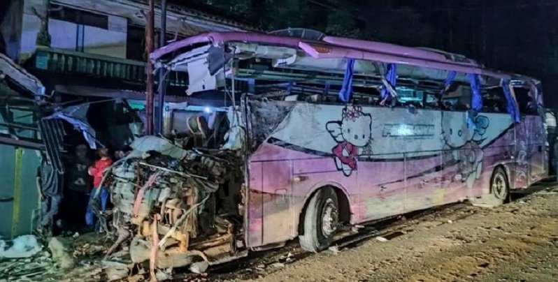 Kondisi bus Pariwisata menabrak rumah warga di Ciamis/Antara Foto