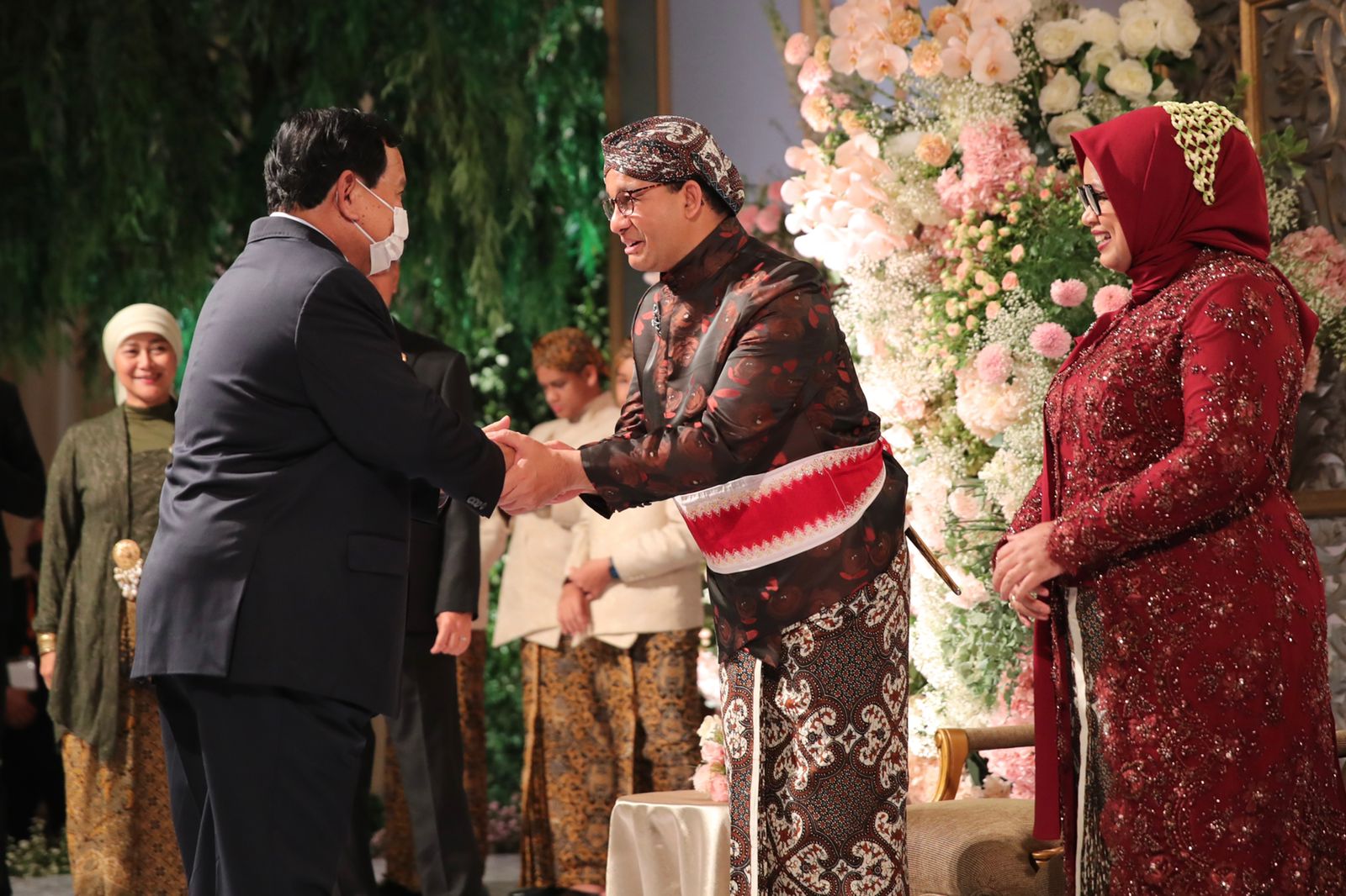Prabowo saat memberi selamat atas pernikahan putri Anies Baswedan/Istimewa