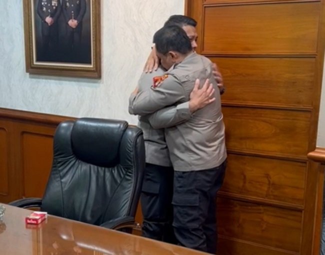 Irjen Ferdy Sambo menangis di pelukan Kapolda Metro Jaya Irjen Mohammad Fadil Imran. Foto: Tangkapan layar