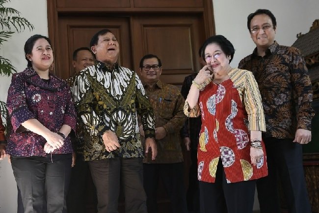 Ketua Umum Partai Gerindra, Prabowo Subianto saat bersilaturahmi ke kediaman Ketua Umum PDIP, Megawati Soekarnoputri. Foto: Republika