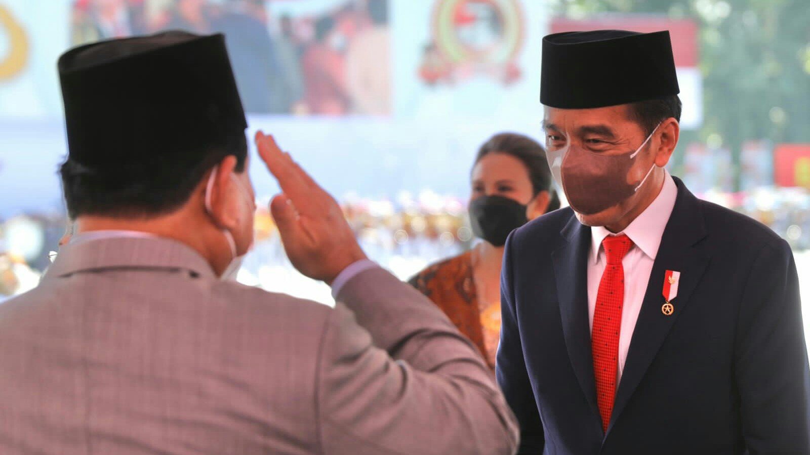 Momen saat Pak Bowo memberi hormat ke Presiden Jokowi (SinPo.id/Tim Media Prabowo Subianto)