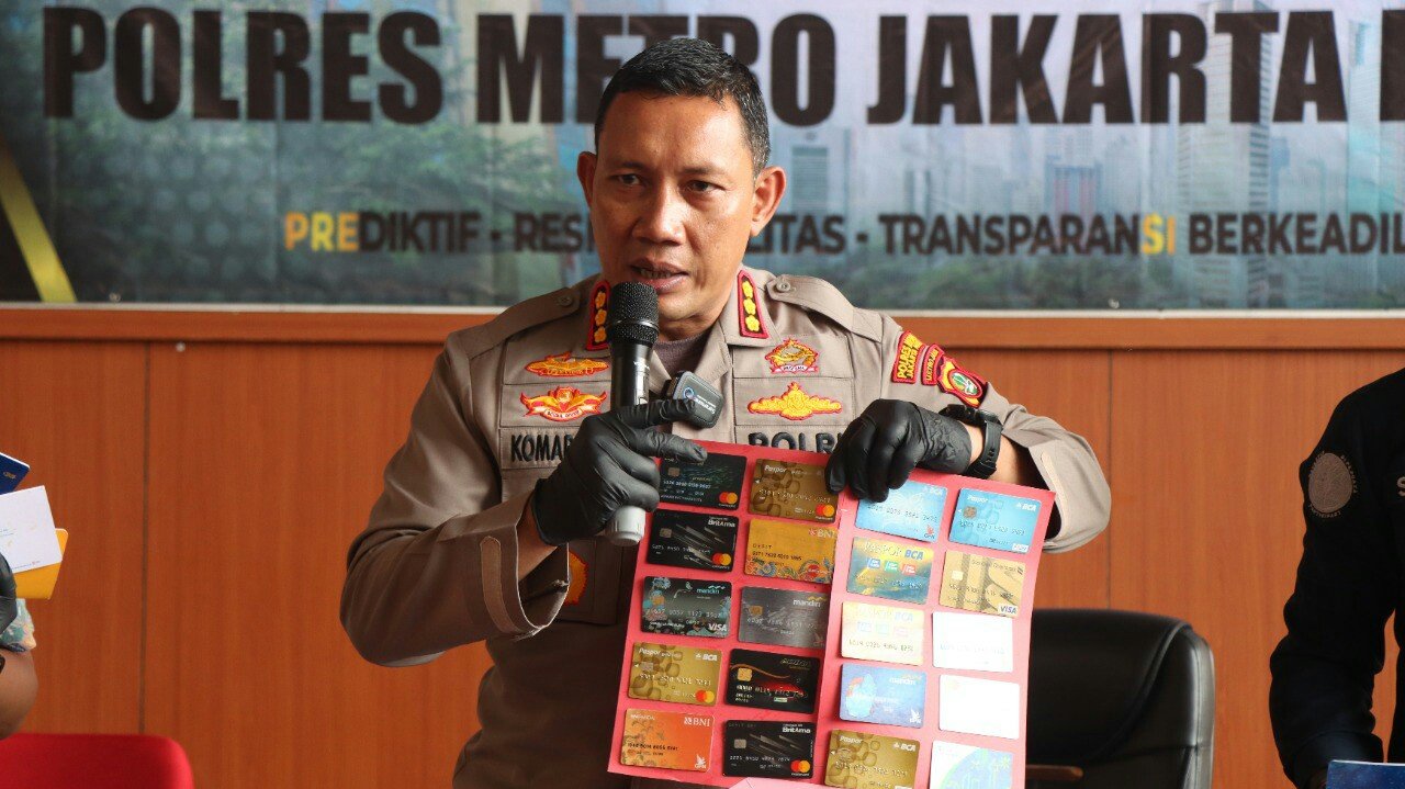 Kapolres Jakpus Kombes Komarudin saat menujukkan barang bukti ATM hasil penipuan (SinPo.id/Humas Polres Jakpus)