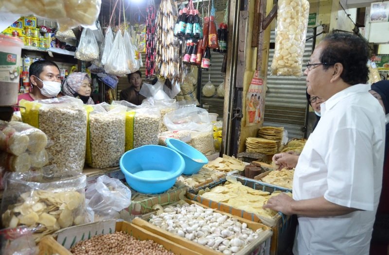 Tokoh nasional Rizal Ramli saat berbincang dengan penjual sembako di Pasar Tradisional Kramat Jati. Foto: Dok. Pribadi