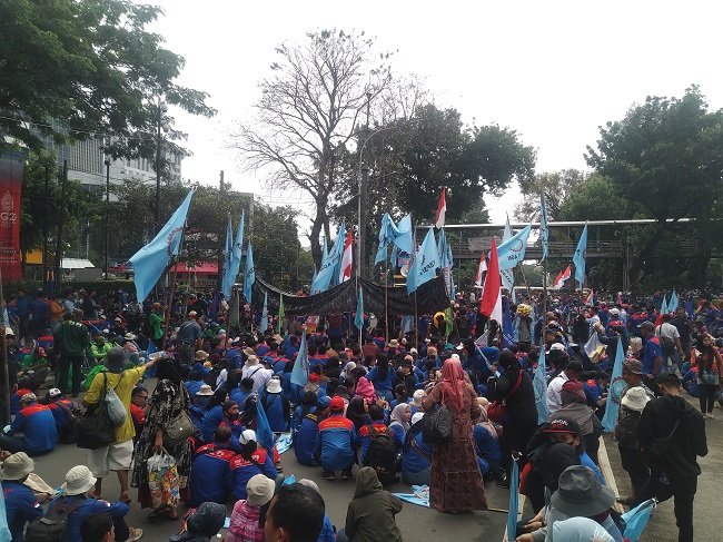 Demonstrasi buruh menolak kenaikan harga BBM dan menuntut kenaikan upah di depan Balai Kota. Foto: SinPo.id/Zikri