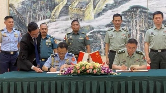 Penandatanganan dokumen penyerahan bantuan piranti pengamanan KTT G20 dari China untuk Indonesia senilai 80 juta yuan di Beijing. Foto: Antara.
