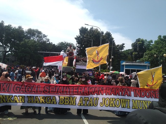Unjuk rasa dari Gerakan Nasional Pembela Rakyat (GNPR) menolak kenaikan harga BBM. Foto: SinPo.id/Zikri Maulana