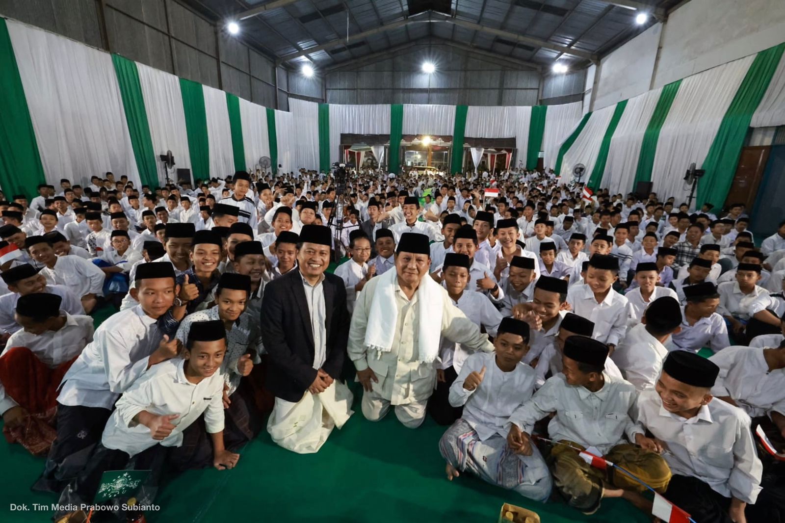 Prabowo Subianto berpose bersama Kyai dan para Santri Ponpes Tegalrejo/Istimewa