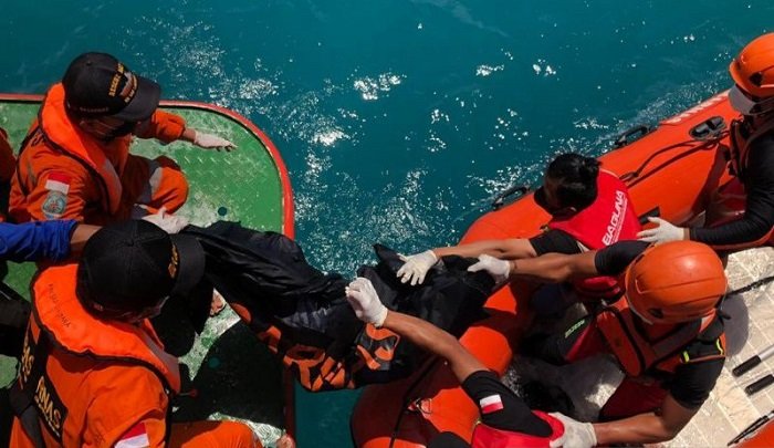 Evakuasi Dua jasad korban kapal KM. Teman Niaga yang tenggelam di Selat Makassar. Foto: Antara