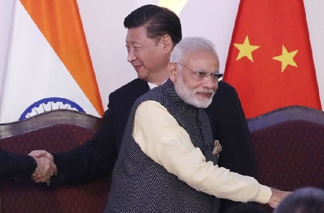 Perdana Menteri India Narendra Modi (depan) dan Presiden China Xi Jinping (belakang) berjabat tangan dengan para pemimpin di KTT BRICS di Goa, India. Foto: AP/Manish Swarup
