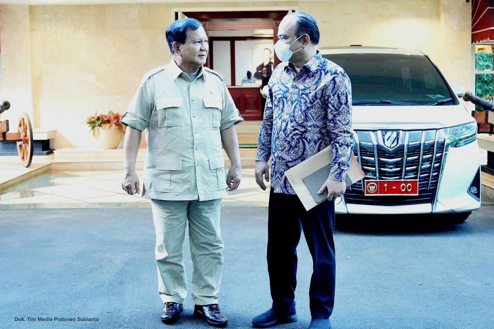Prabowo Subianto menerima kunjungan Wamendes PDTT di kantor Kemhan, Jakarta/Istimewa