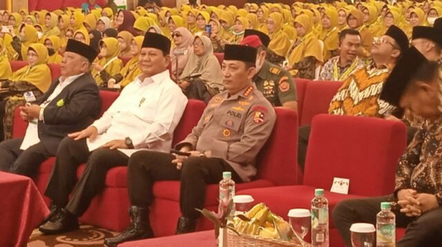 Menhan Prabowo bersama Kapolri Jenderal Listyo Sigit saat menghadiri Muktamar Persis/Hajinews
