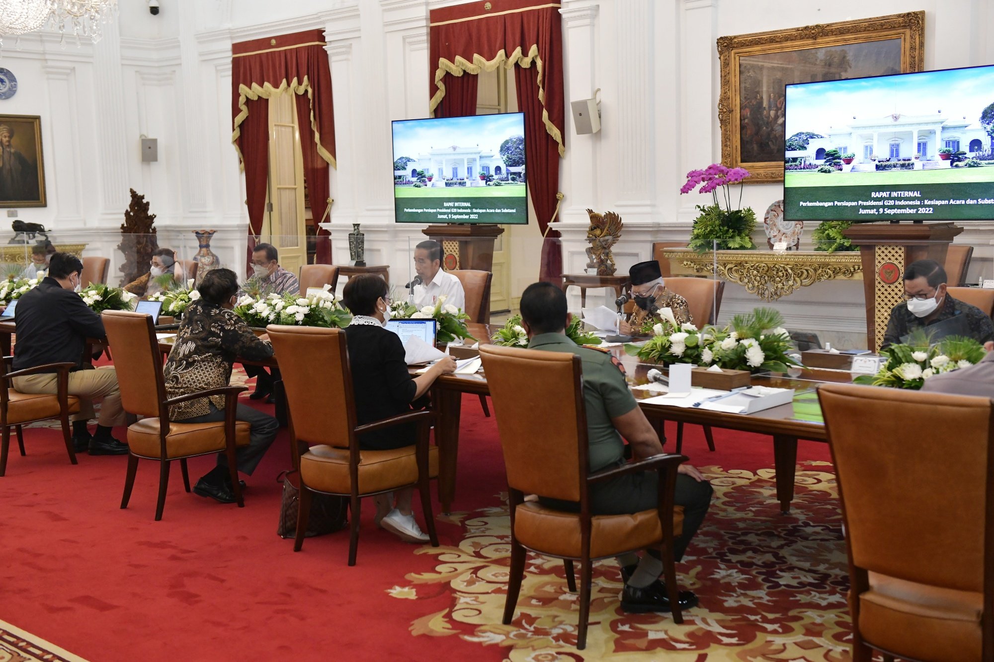Presiden Jokowi memimpin rapat di Istana Merdeka, Jakarta, Jumat (09/09/2022). (Foto: Humas Setkab/Rahmat)