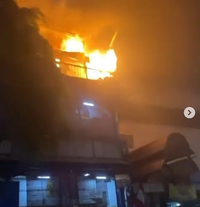 Kebakaran terjadi di ruko alat dapur lantai 2 di Pasar Senen pada Rabu, 1 September 2022. Foto: Instagram.
