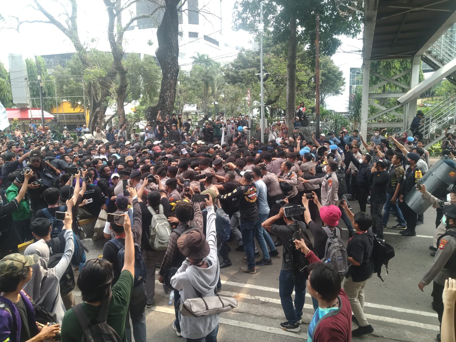 Aksi dorong-dorongan antara massa dan polisi/SinPo.id