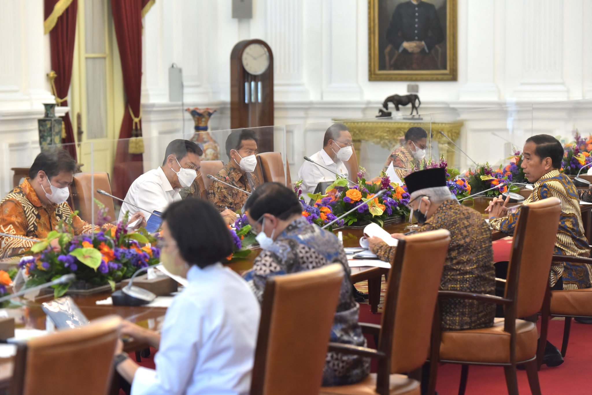 Presiden Jokowi memimpin rapat membahas persiapan KTT G20, Senin (03/10/2022), di Istana Merdeka, Jakarta. (Foto: Humas Setkab/Agung)
