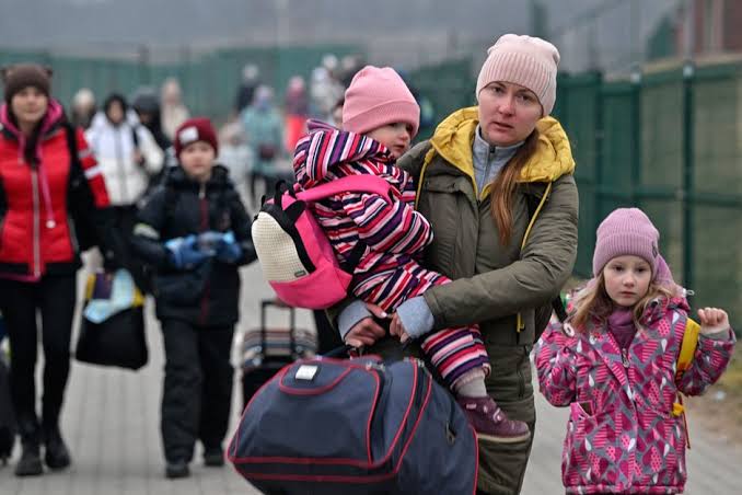 Para pengungsi Ukraina pergi keluar negeri/Reuters