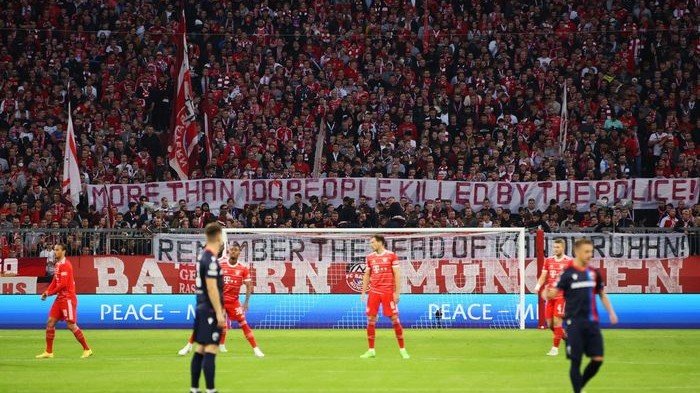 Fans Bayern Munchen bentangkan spanduk simpati terhadap korban petaka Kanjuruhan/ Reuters