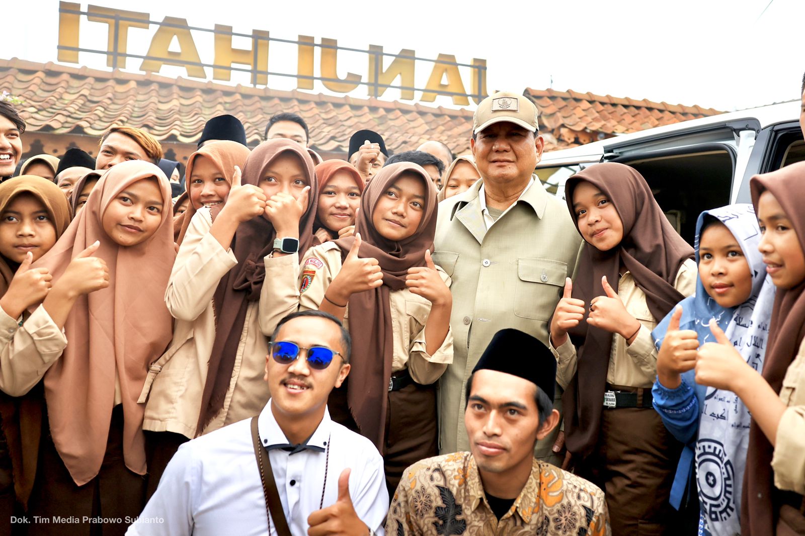 Prabowo Subianto saat diajak berfoto bersama masyarakat/Istimewa