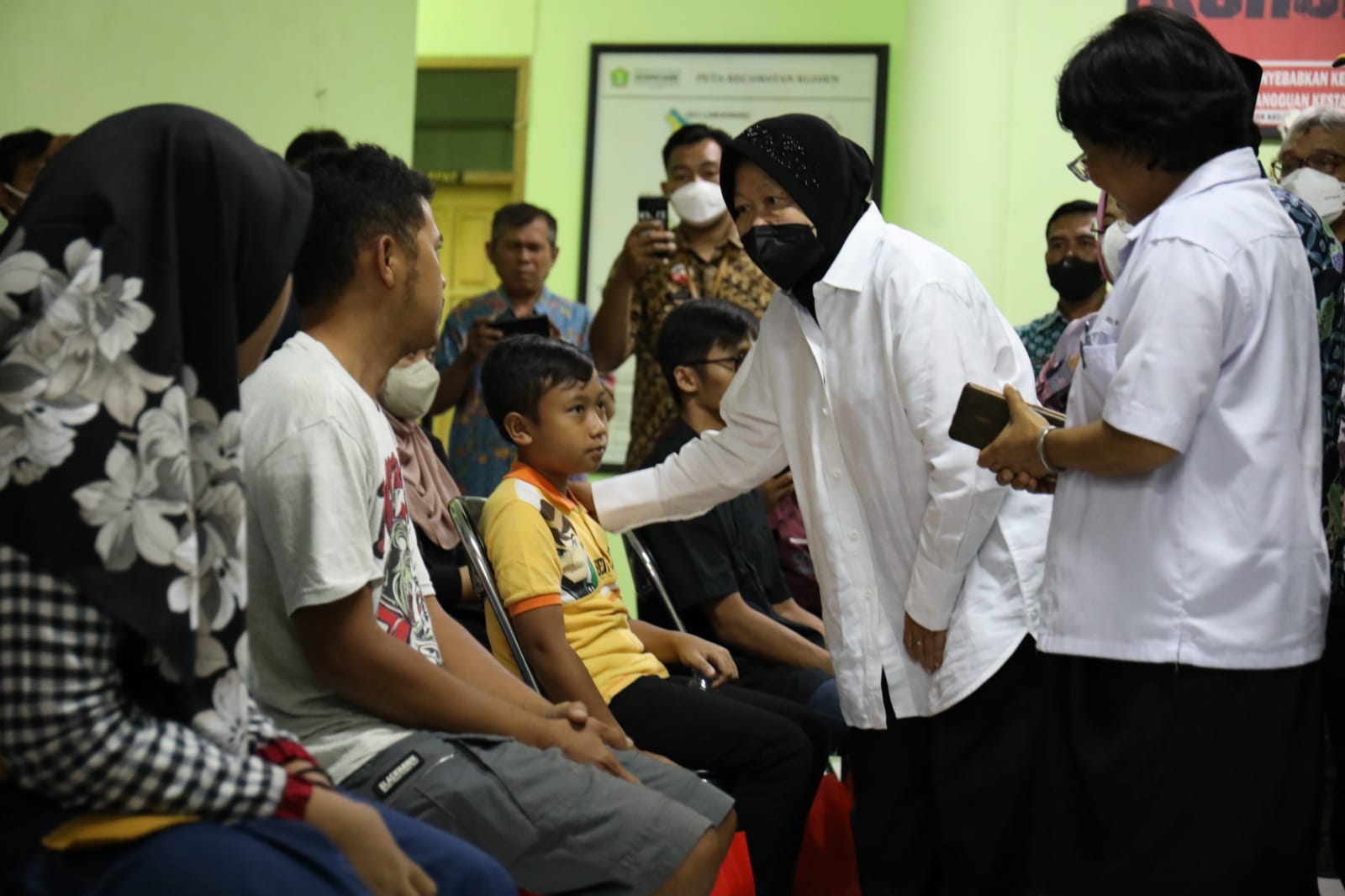 Menteri Sosial Tri Rismaharini saat mengunjungi keluarga korban Petaka Satadion Kanjuruhan di Malang. (SinPo.id/Ist)