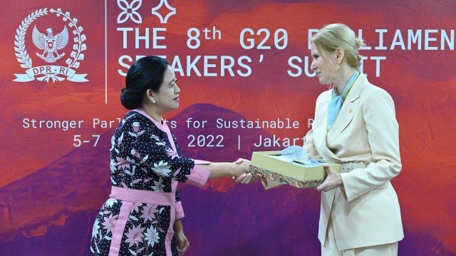 Ketua DPR RI Puan Maharani dengan Olena Kondratiuk/ website dpr.go.id