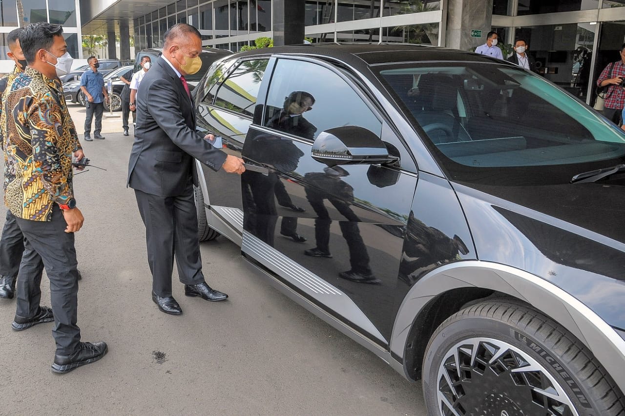 Wakil Ketua DPR RI Lodewijk F. Paulus saat menjajal kendarai mobil listrik  Hyundai IONIQ 5, Selasa 4 Oktober 2022 kemarin. (SinPo.id/ist)