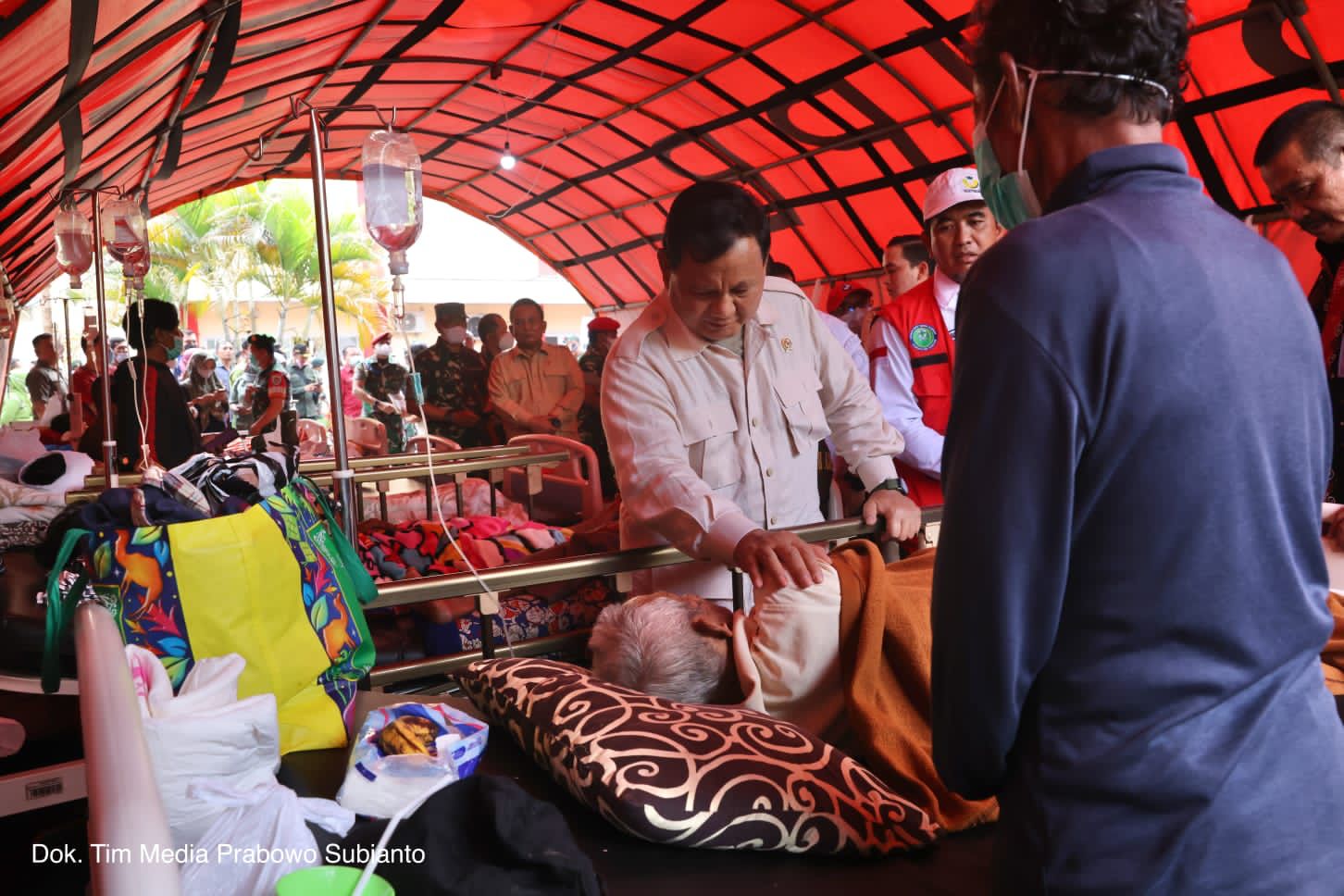 Menhan Prabowo saat menjumpai para korban gempa Cianjur/Tim Media