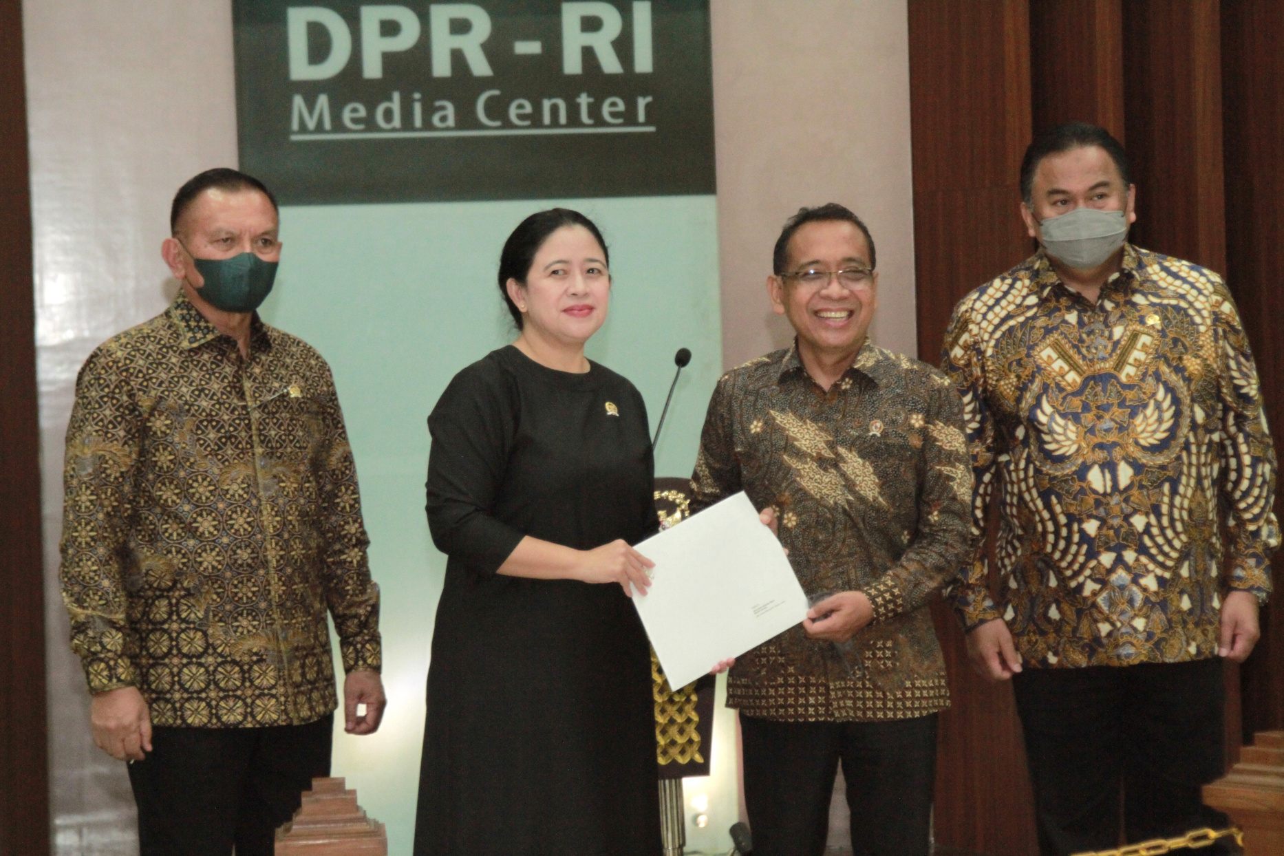 Ketua DPR RI Puan Maharani mengumumkan Calon Panglima TNI pengganti Andika Prakasa yakni Laksmana TNI Yudo Margono, Kepala Staf Angkatan Laut (KASAL) (Ashar/SinPo.id)