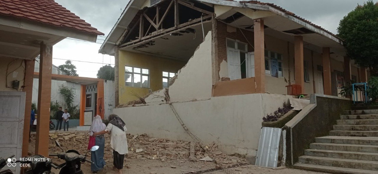 Bangungan rusak akibat gempa bumi di Kabupaten Cianjur, Jabar (SinPo.id/PNPB)