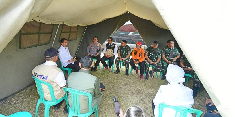 Presiden Joko Widodo saat rapat terbatas di lokasi pengungsian korban gempa Cianjur (SinPo.id /Sekretariat Presiden)