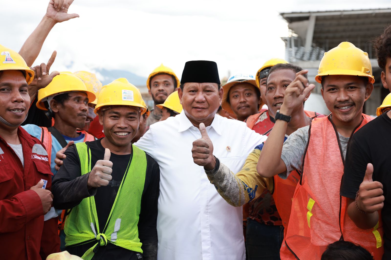 Prabowo berswafoto bersama pekerja bandara Palu/Tim Media