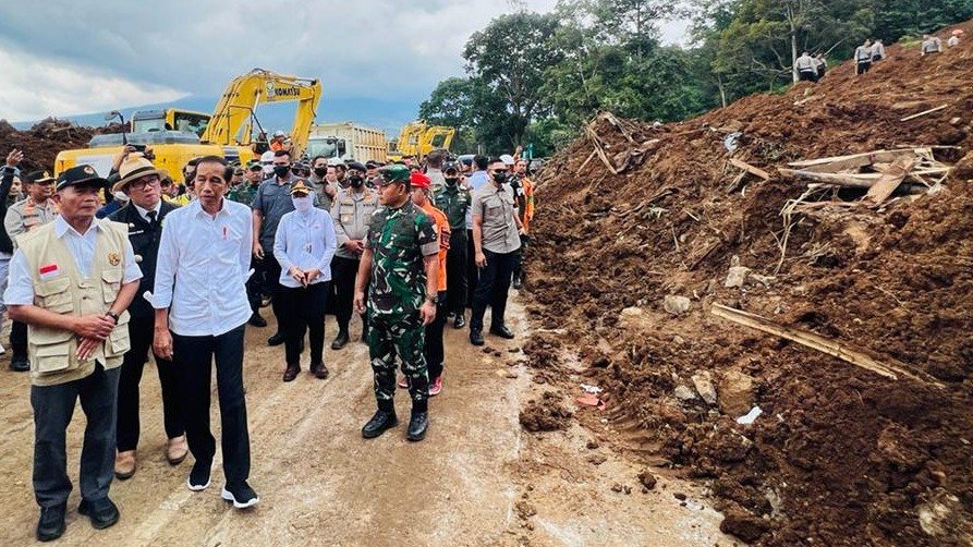 Presiden Joko Widodo saat mengunjungi lokasi gempa Cianjur/ BPMI Setpres