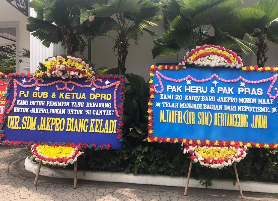 Karangan bunga di halaman Balai Kota DKI Jakarta, Selasa 1 November 2022. (SinPo.id/Zikri Maulana)