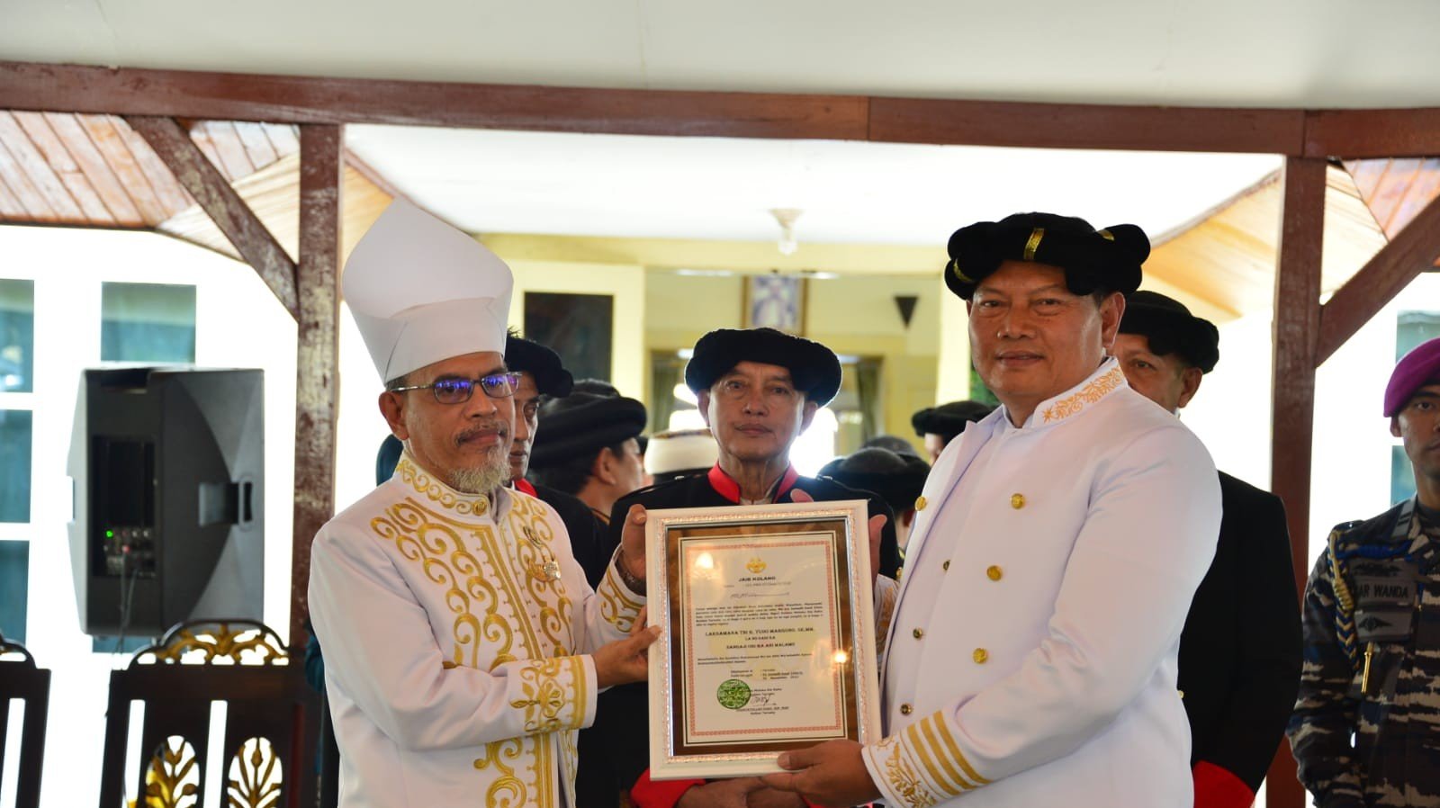 Kasal Laksamana Yudo Margono saat menerima gelar kehormatan dari Kesultanan Ternate/ Dispenal