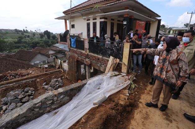 Menteri Sosial Tri Rismaharini saat mengunjungi korban banjir dan longsor di Sukabumi (SinPo.id/Kemensos)