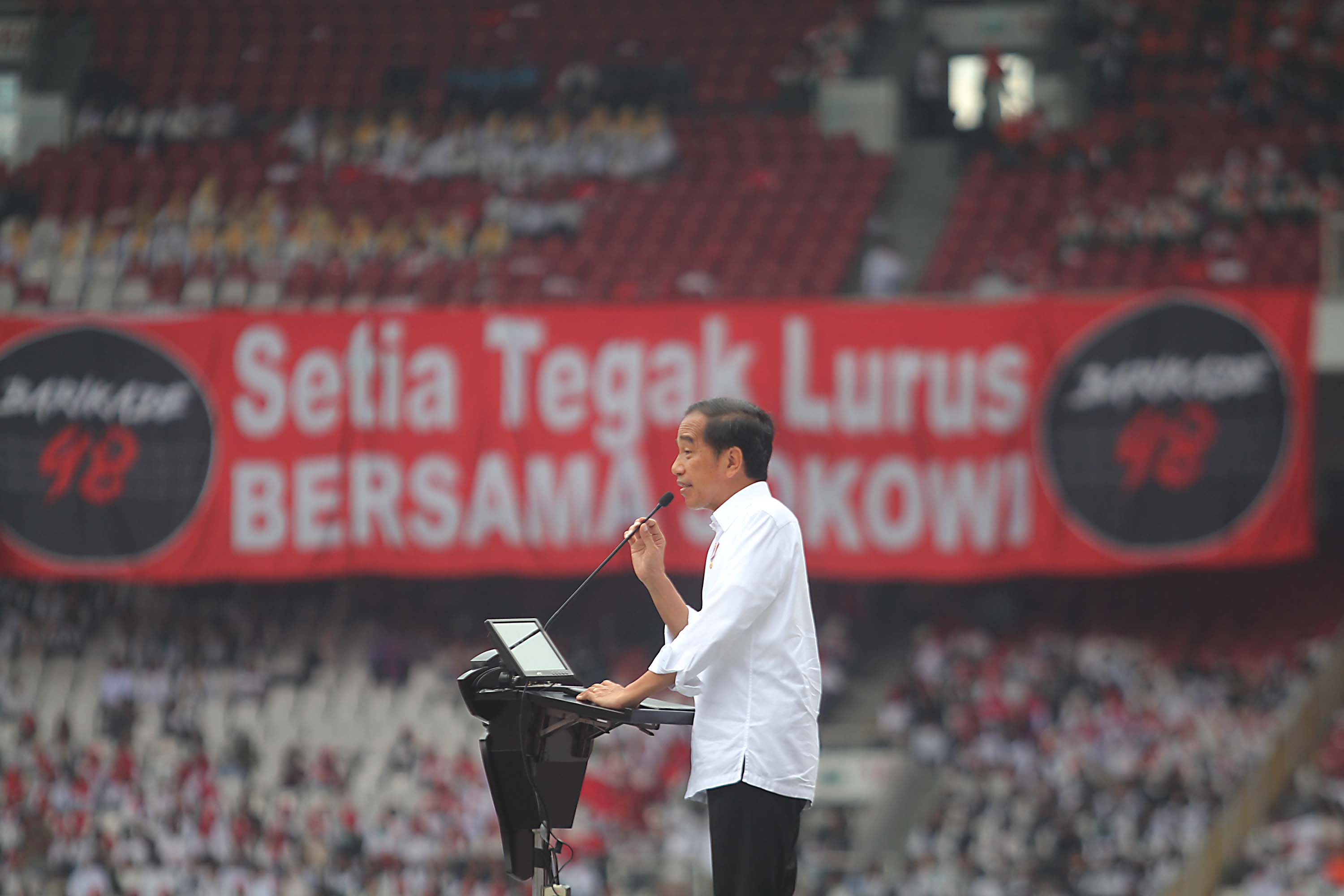 Presiden Jokowi saat berpidato di depan relawannya di GBK, Jakarta/SinPo.id