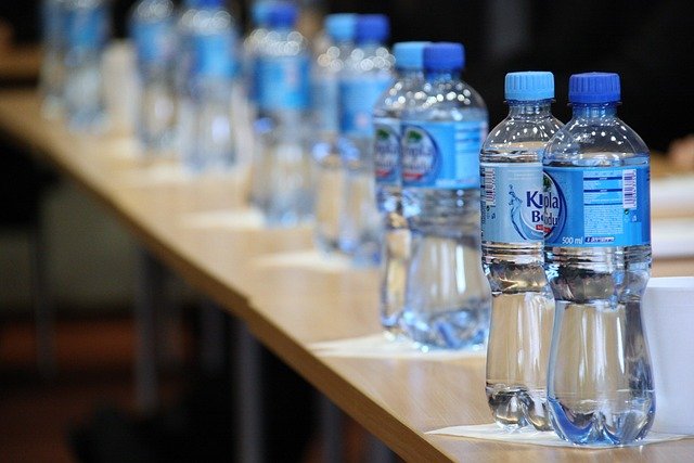 Ilustrasi air minum kemasan plastik (SinPo.id/Pixabay.com)