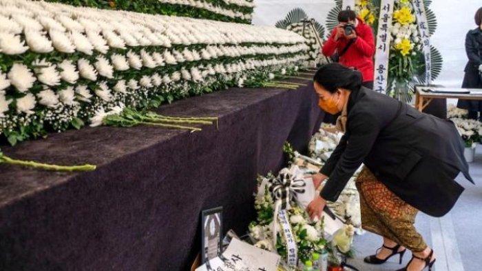Puan Maharani meletakkan karangan bunga di lokasi tragedi Itaewon (DPR RI)