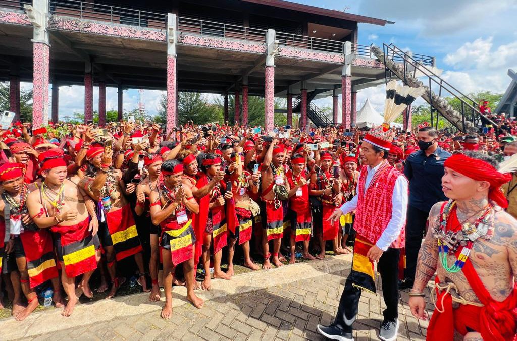 Presiden Joko Widodo meresmikan pembukaan Bahaupm Bide Bahana Tariu Borneo Bangkule Rajakng (TBBR) BPMI Setpres