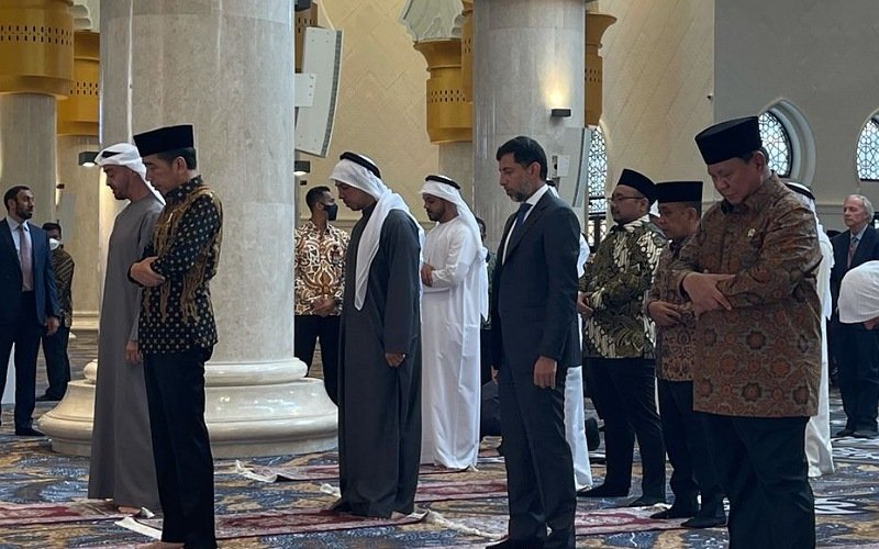 Momen Prabowo salat bareng Jokowi dan MBZ/Tim Media Prabowo