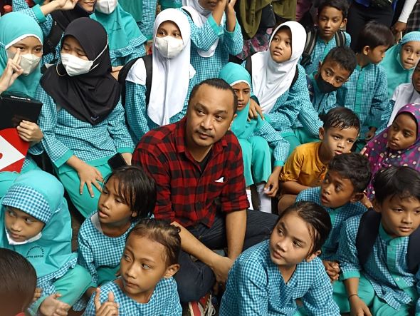 -  Ketua Umum Partai Solidaritas Indonesia (PSI) Giring Ganesha mengunjungi Sekolah SDN Pondok Cina (Poncin) 1  (SinPo.id/Sigit Muryasin)