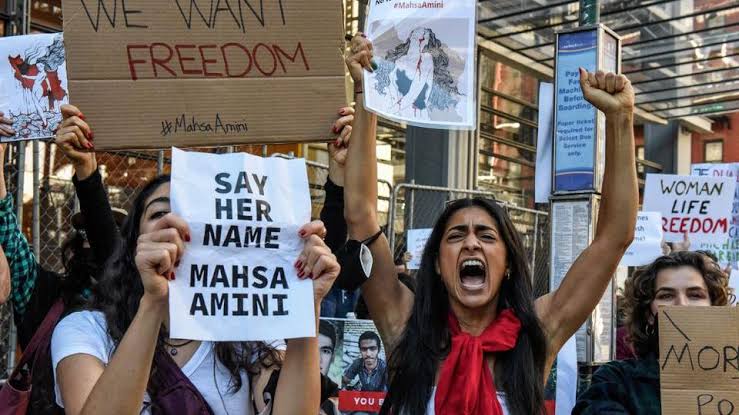 Aksi protes kematian Mahsa Amini/ Reuters