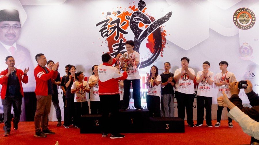 Ketum federasi Wing Chun Indonesia Yaqut Cholil Qoumas serahkan piala Turnamen Wing Chun