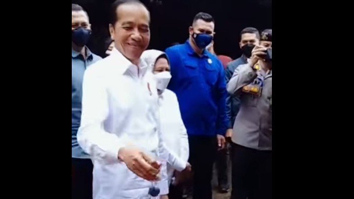 Presiden Jokowi saat mencoba main lato-lato/ Tangkapan layar