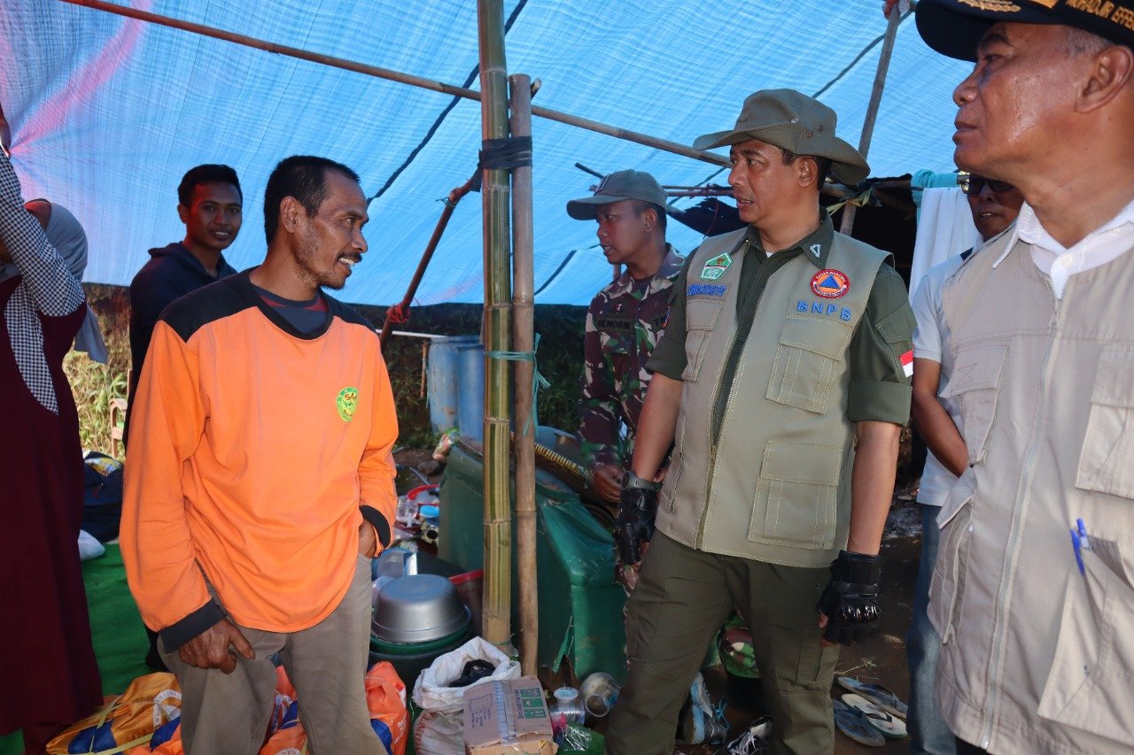 Kepala BNPB, Suharyanto saat berbincang dengan warga terdampak gempa Cianjur/BNPB