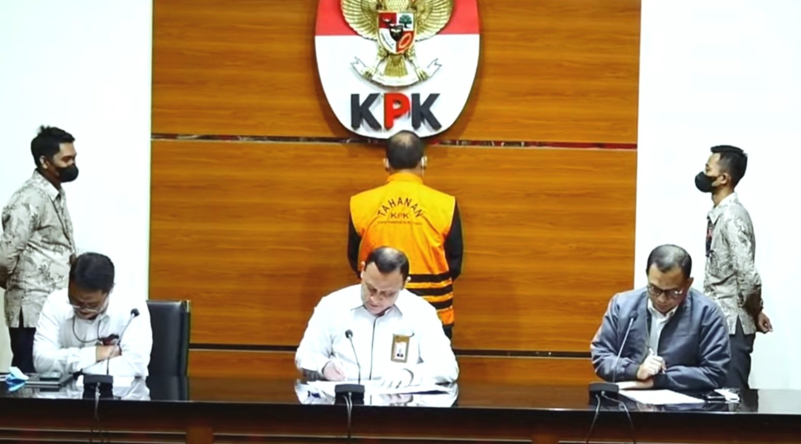 Ketua KPK Firli Bahuri, saat mengumumkan penahanan tersangka, Senin, 19 Desember 2022. (SinPo.id/Khaerul  Anam)