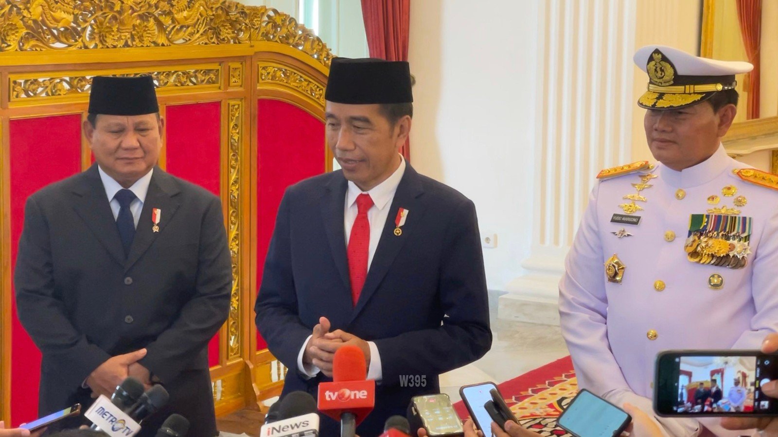 Presiden Joko Widodo bersama Prabowo Subianto dan Laksamana Yudo Margono/ BPMI Setpres