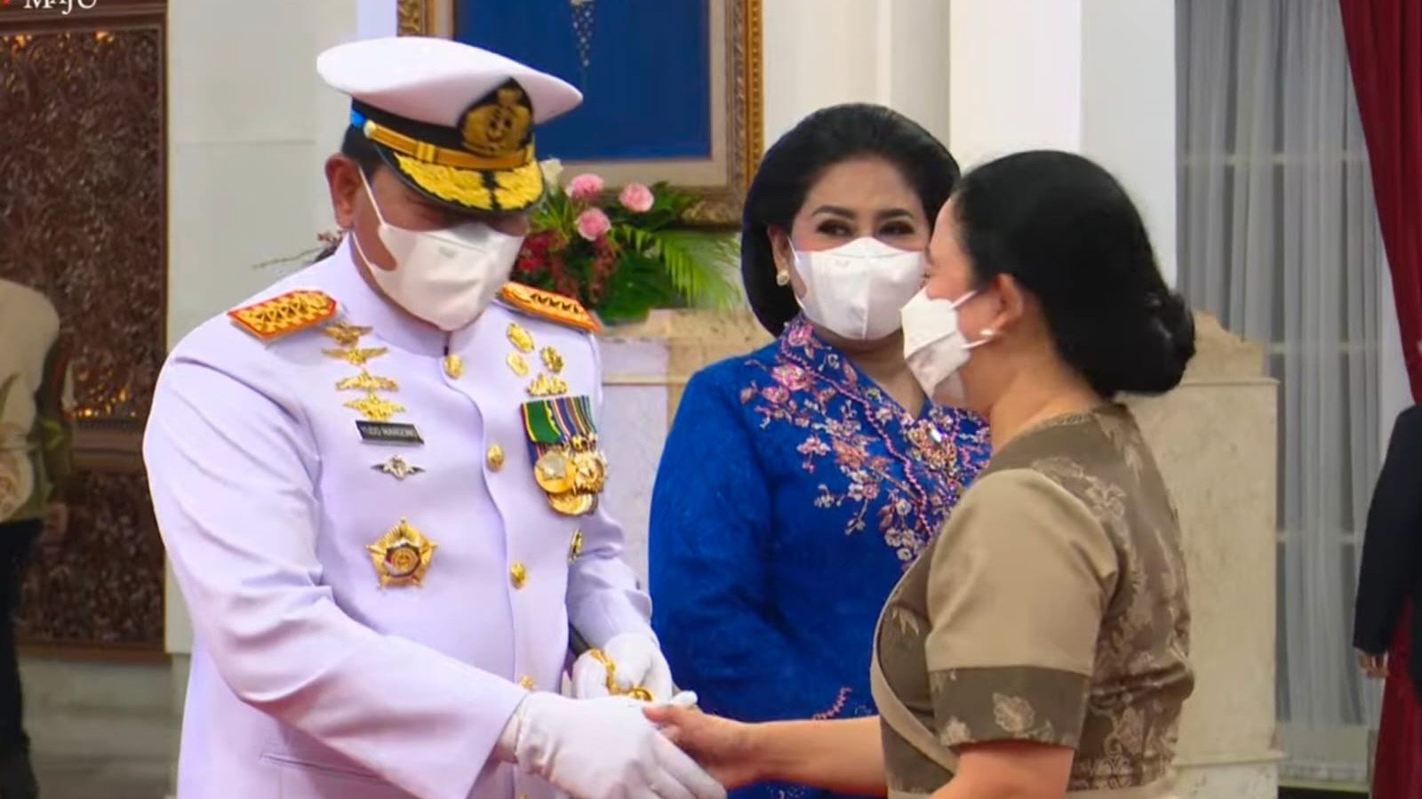 Ketua DPR RI Puan Maharani saat memberi selamat ke Laksamana Yudo saat pelantikan Panglima TNI/ BPMI Setpres