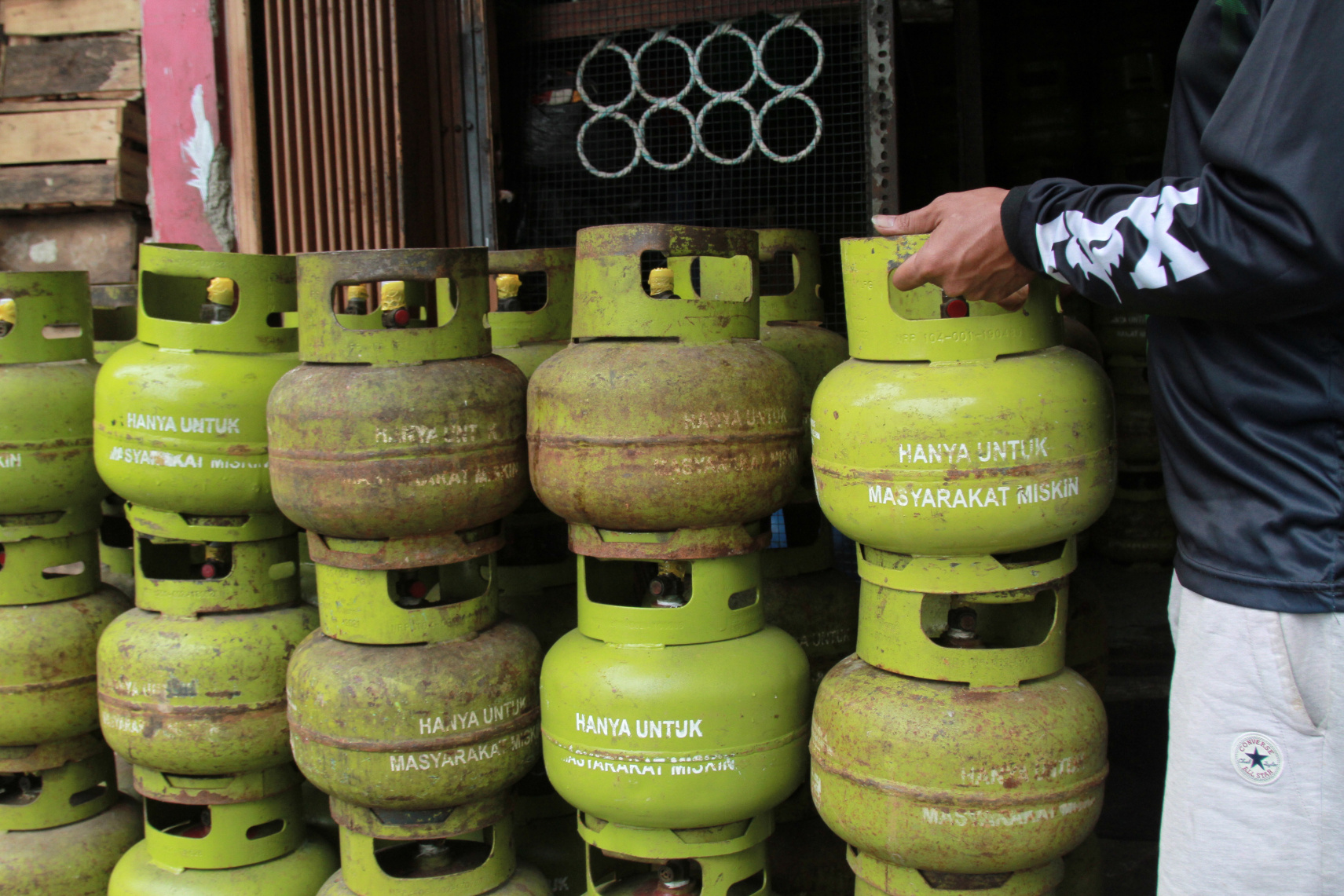 Pemerintah berencana tahun depan pembelian tabung gas elpiji 3 kg menggunakan KTP agar nantinya pembelian tepat sasaran bagi warga yang kurang mampu (Ashar/SinPo.id)
