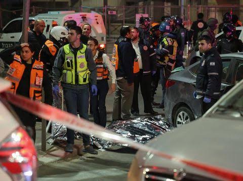 Para petugas medis melakukan pertolongan terhadap korban serangan di Sinagoge Yerusalem Timur/AFP